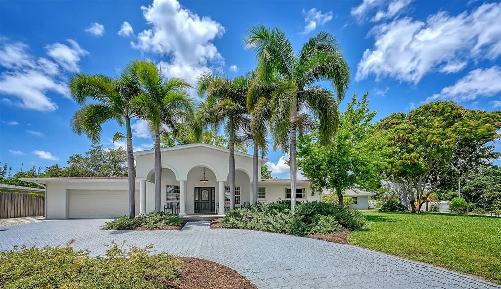 For Sale: $869,000 (3 beds, 3 baths, 2564 Square Feet)