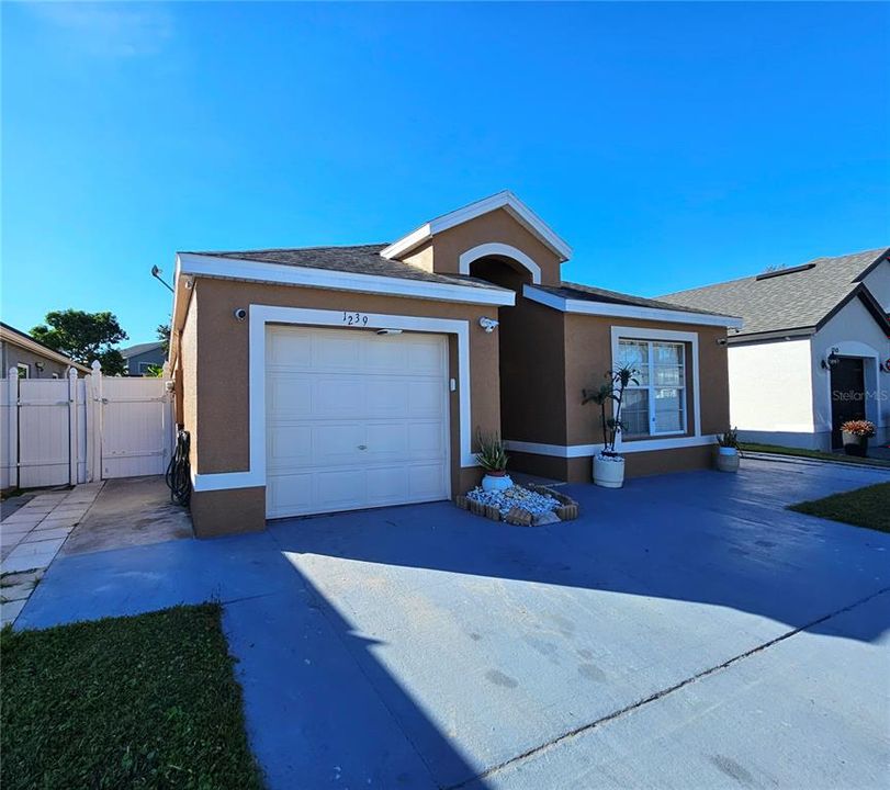 For Sale: $370,000 (4 beds, 3 baths, 1588 Square Feet)