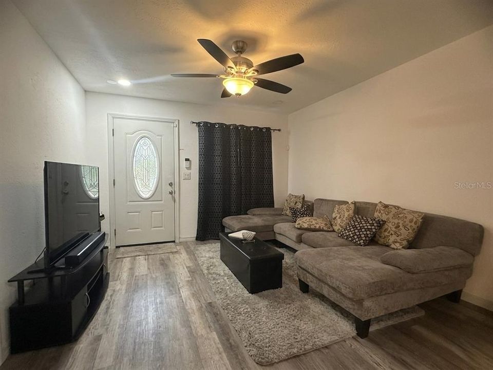 For Rent: $2,300 (4 beds, 2 baths, 1277 Square Feet)