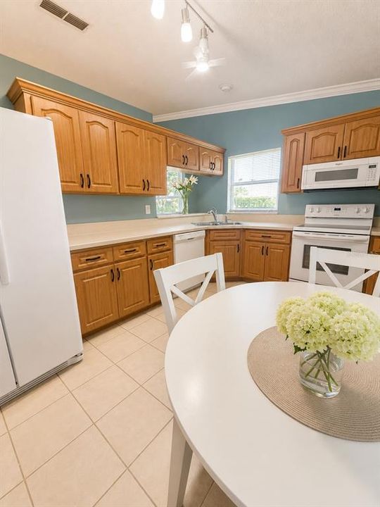 For Sale: $230,000 (2 beds, 2 baths, 1072 Square Feet)