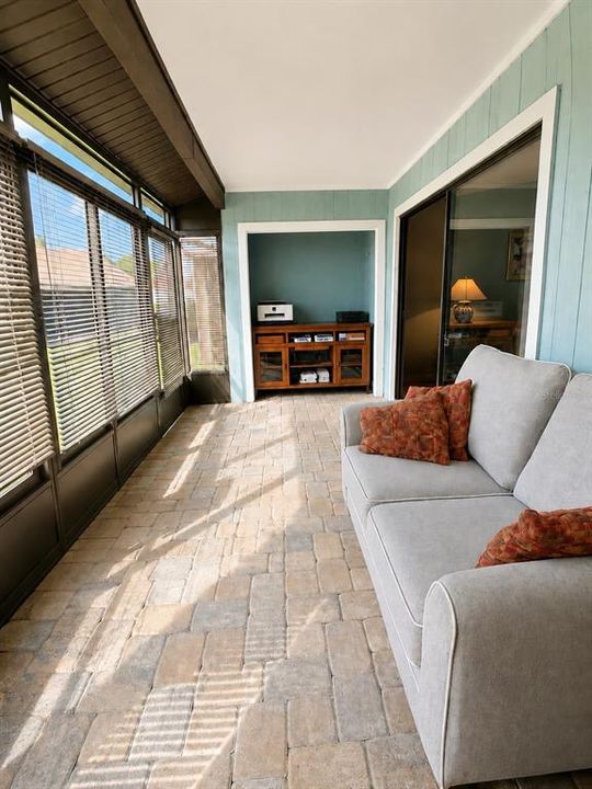 For Sale: $230,000 (2 beds, 2 baths, 1072 Square Feet)
