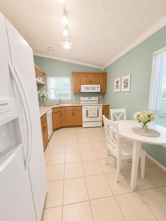 For Sale: $230,000 (2 beds, 2 baths, 1072 Square Feet)