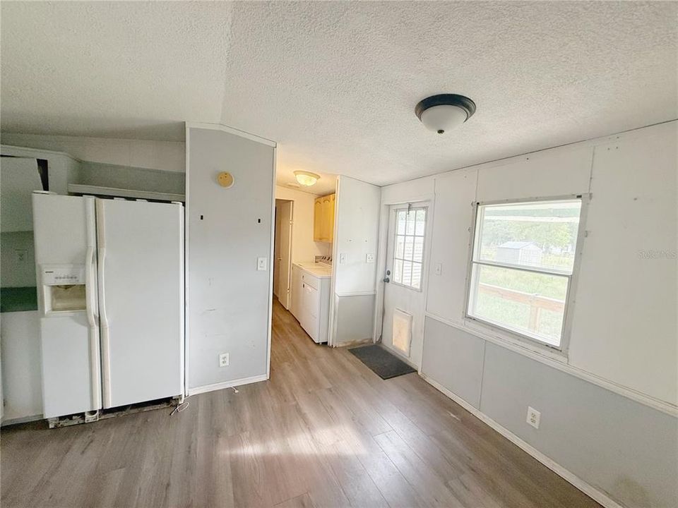 For Sale: $100,000 (2 beds, 1 baths, 728 Square Feet)
