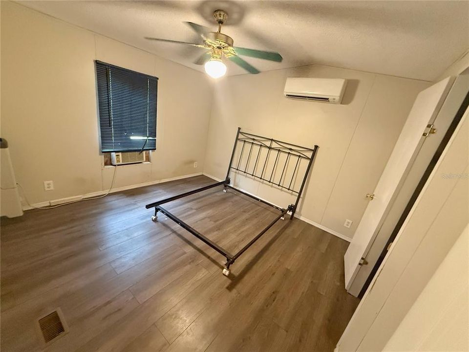 For Sale: $100,000 (2 beds, 1 baths, 728 Square Feet)
