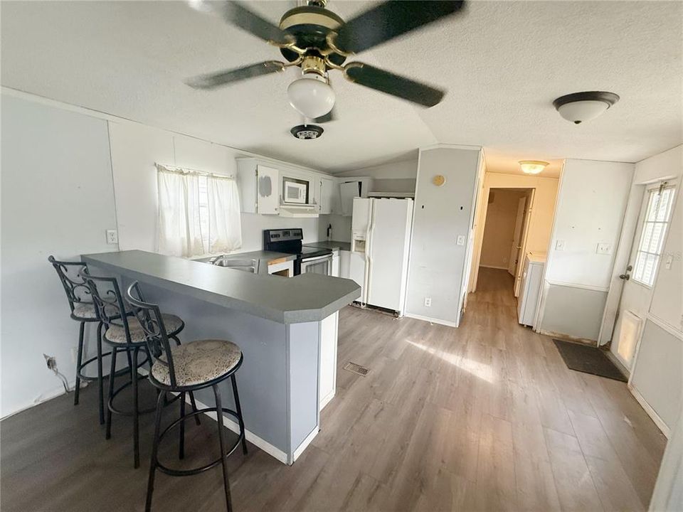 For Sale: $100,000 (2 beds, 1 baths, 728 Square Feet)