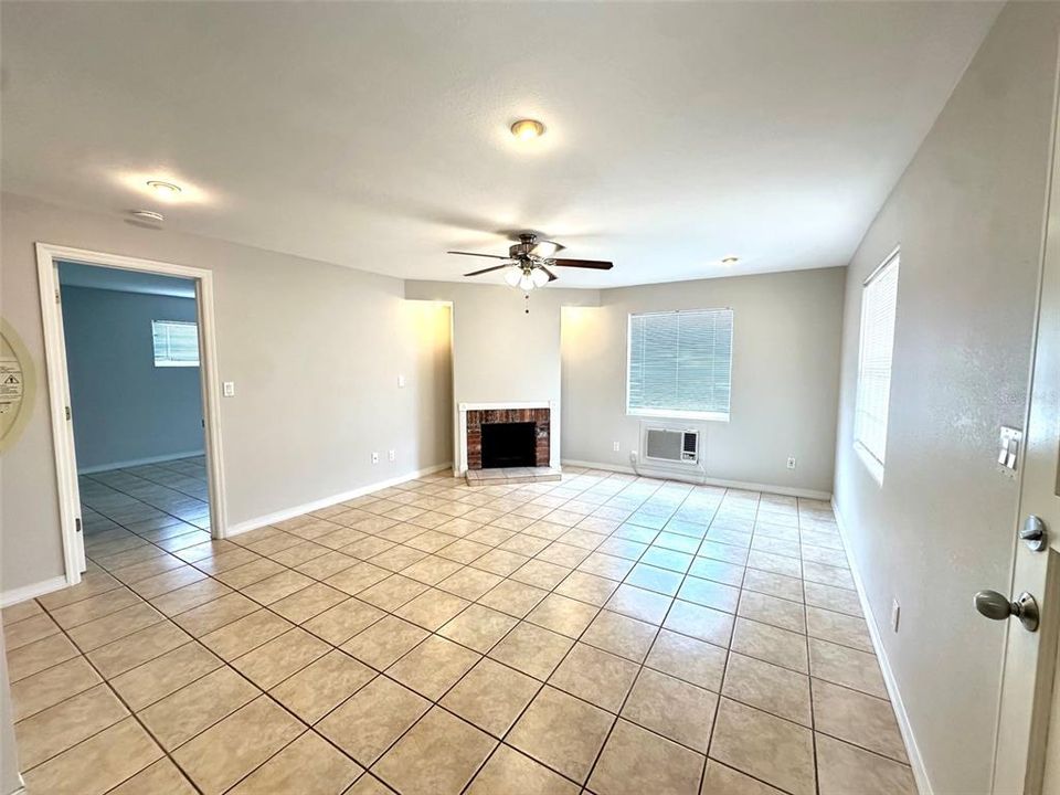 For Rent: $1,300 (1 beds, 1 baths, 750 Square Feet)