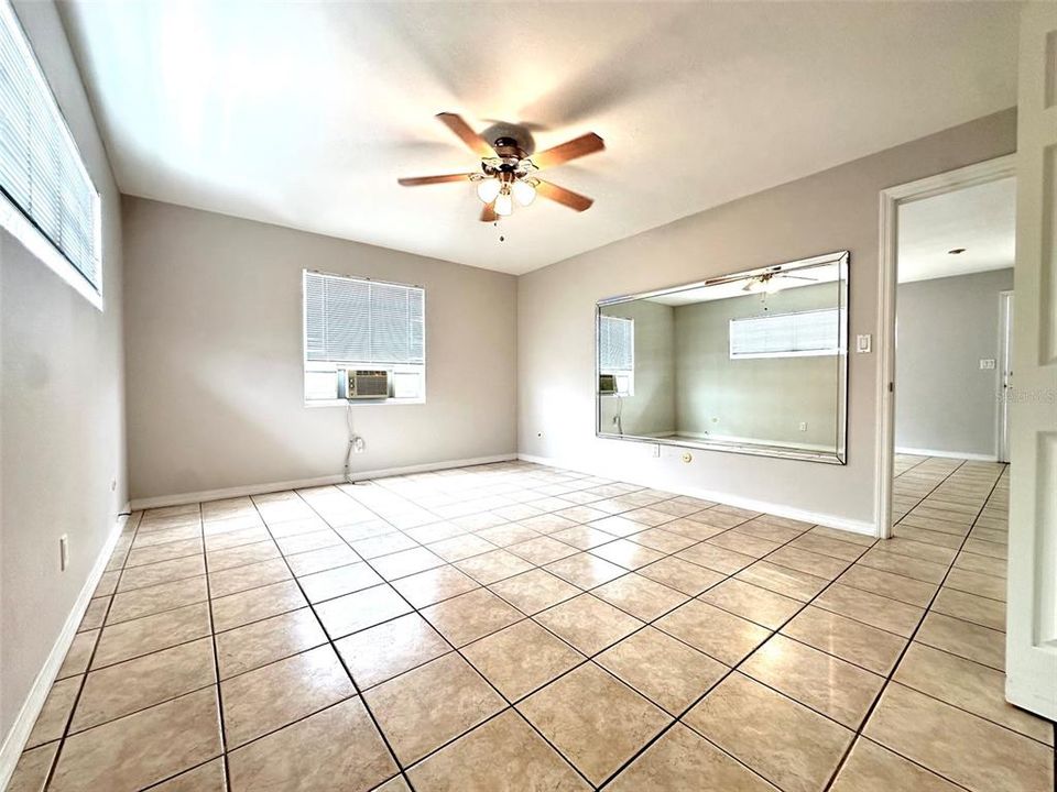 For Rent: $1,300 (1 beds, 1 baths, 750 Square Feet)