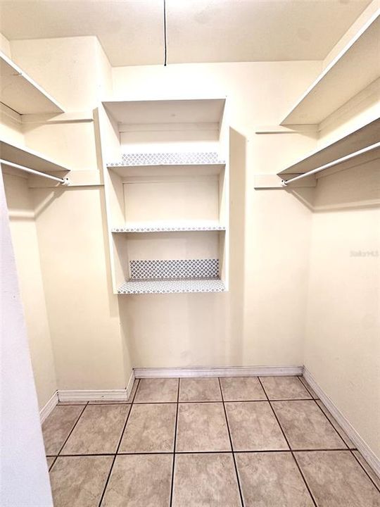 For Rent: $1,300 (1 beds, 1 baths, 750 Square Feet)