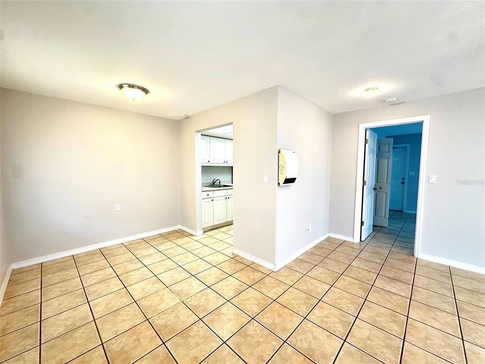 For Rent: $1,300 (1 beds, 1 baths, 750 Square Feet)