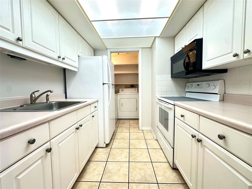 For Rent: $1,300 (1 beds, 1 baths, 750 Square Feet)