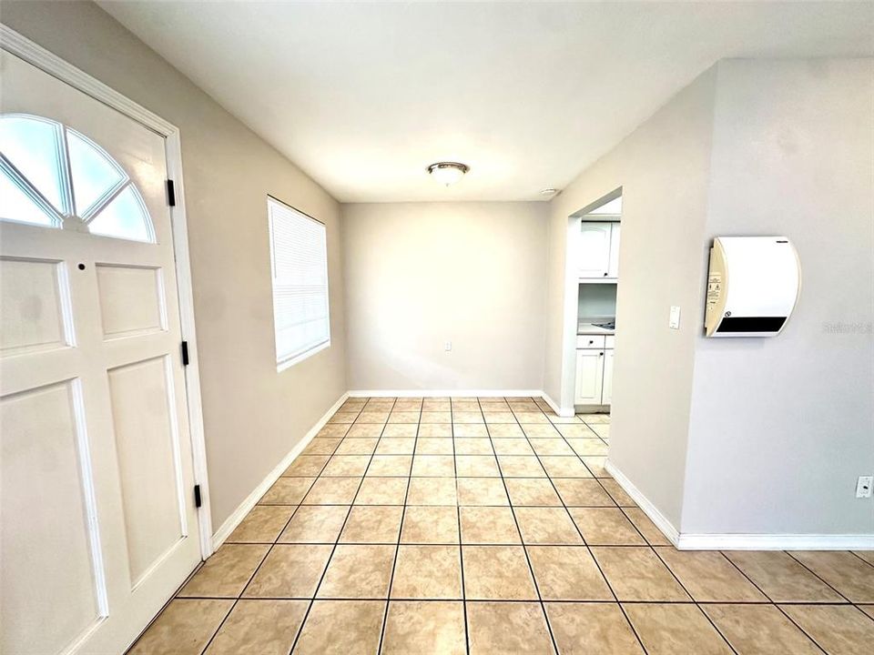 For Rent: $1,300 (1 beds, 1 baths, 750 Square Feet)