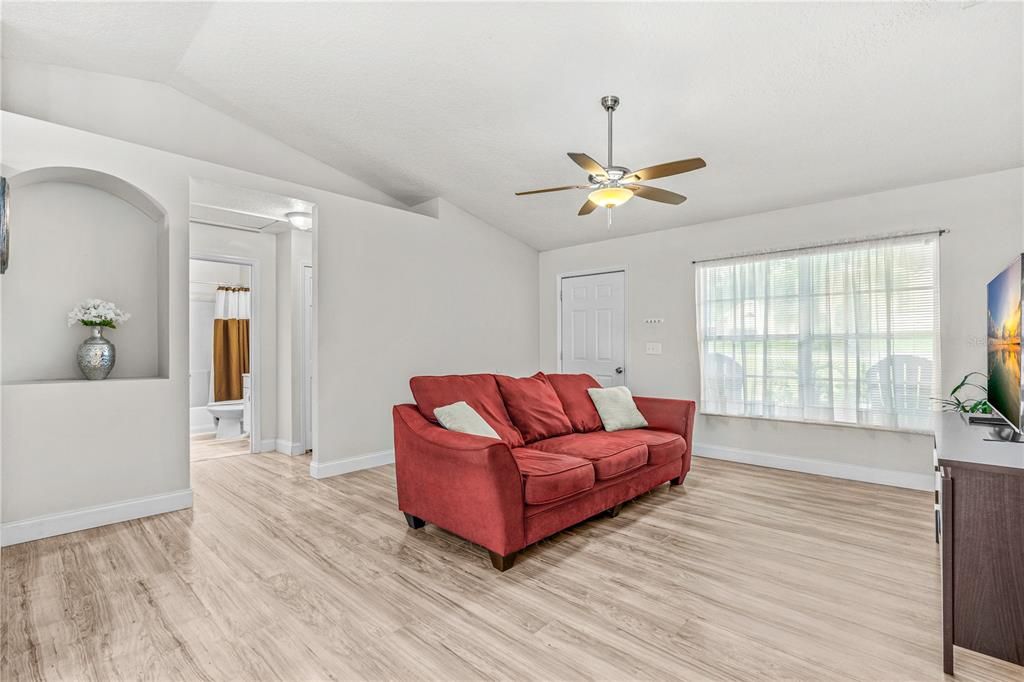 For Sale: $299,900 (3 beds, 2 baths, 1346 Square Feet)