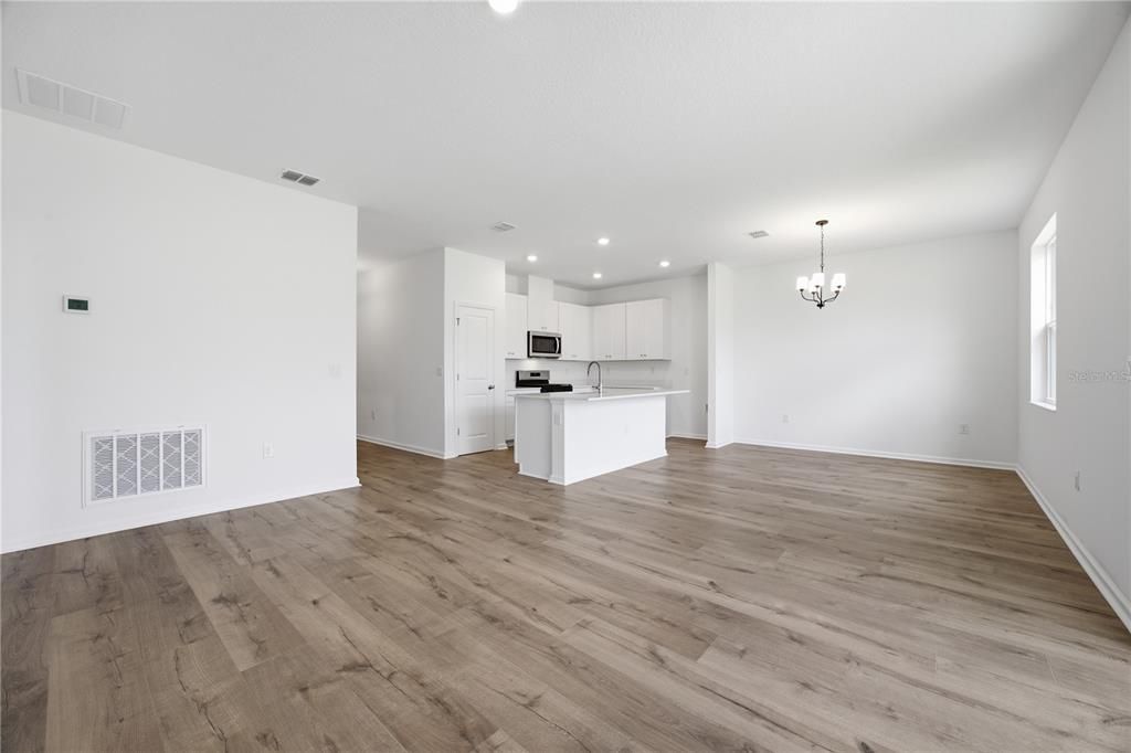 На продажу: $309,990 (3 спален, 2 ванн, 1407 Квадратных фут)