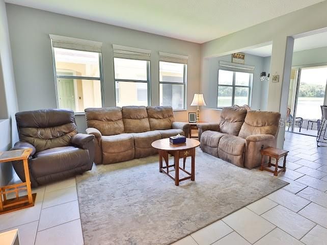 На продажу: $359,900 (3 спален, 2 ванн, 1774 Квадратных фут)