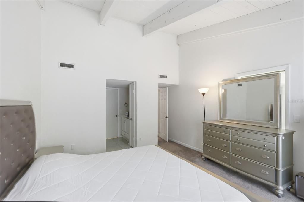 На продажу: $165,000 (2 спален, 1 ванн, 1140 Квадратных фут)
