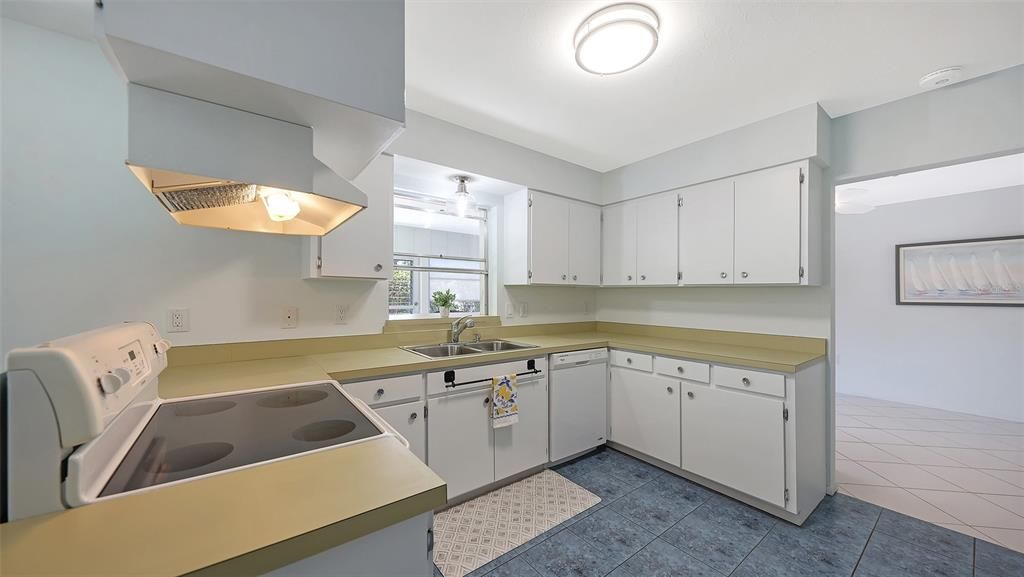 For Sale: $300,000 (2 beds, 2 baths, 1467 Square Feet)