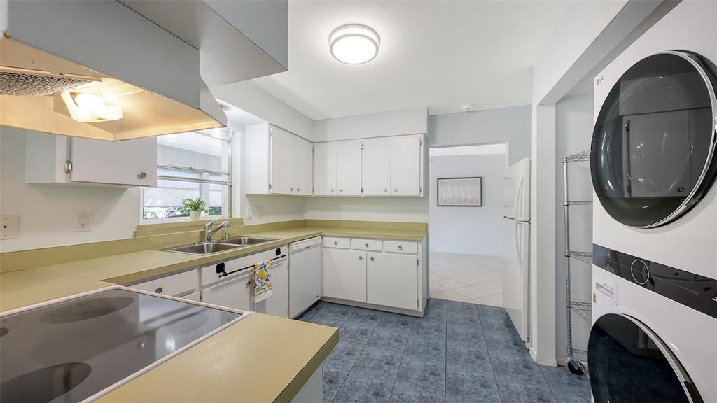 For Sale: $300,000 (2 beds, 2 baths, 1467 Square Feet)