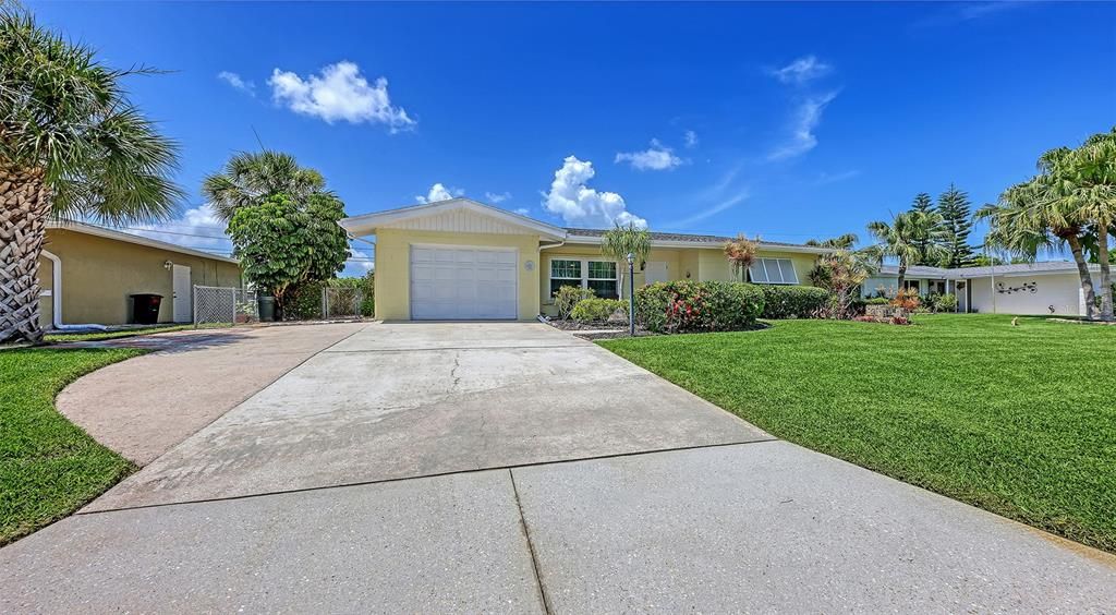 For Sale: $300,000 (2 beds, 2 baths, 1467 Square Feet)