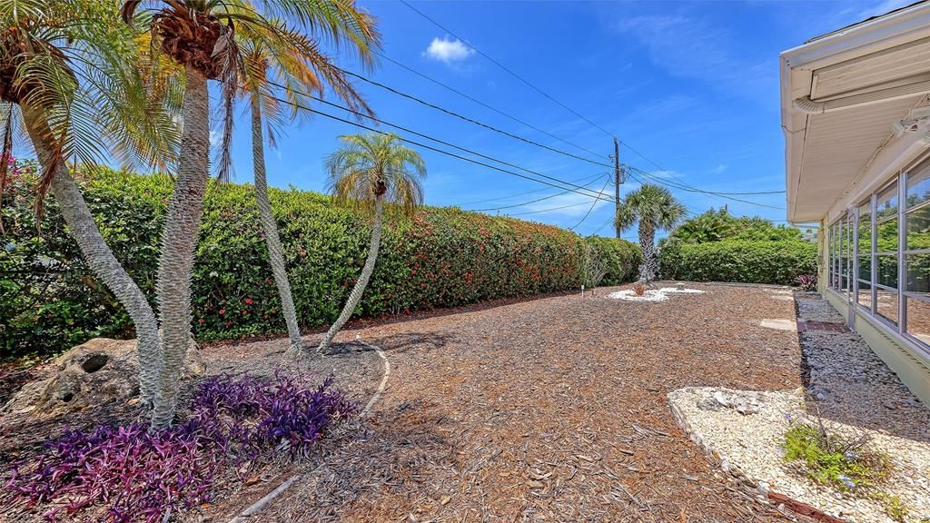 For Sale: $300,000 (2 beds, 2 baths, 1467 Square Feet)