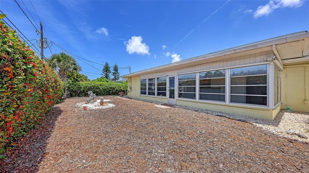 For Sale: $300,000 (2 beds, 2 baths, 1467 Square Feet)