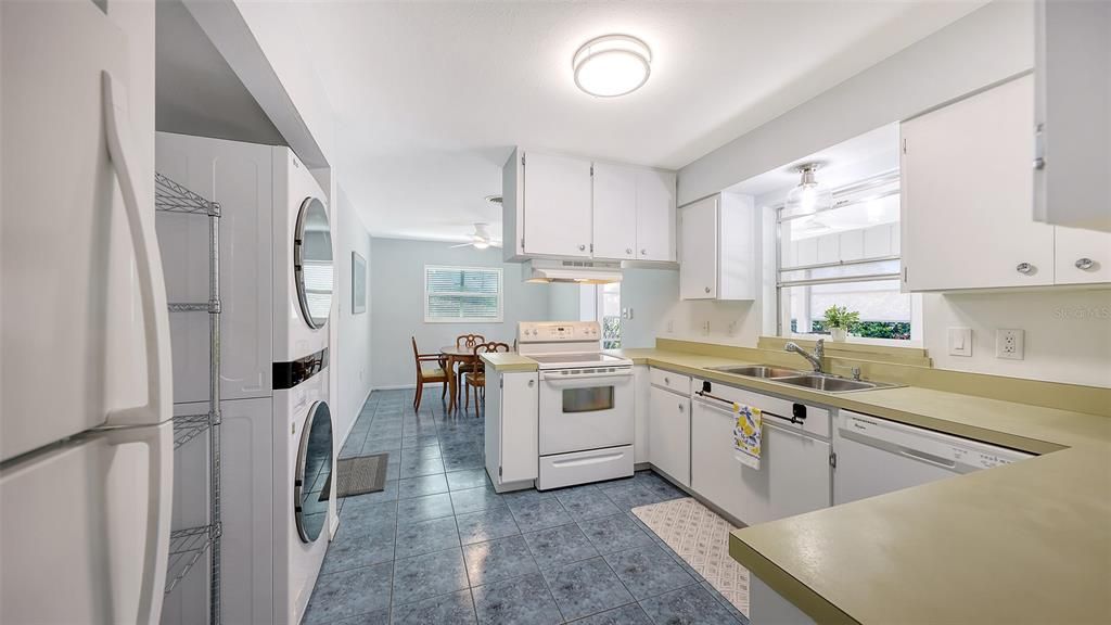 For Sale: $300,000 (2 beds, 2 baths, 1467 Square Feet)