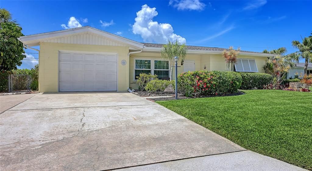 For Sale: $300,000 (2 beds, 2 baths, 1467 Square Feet)