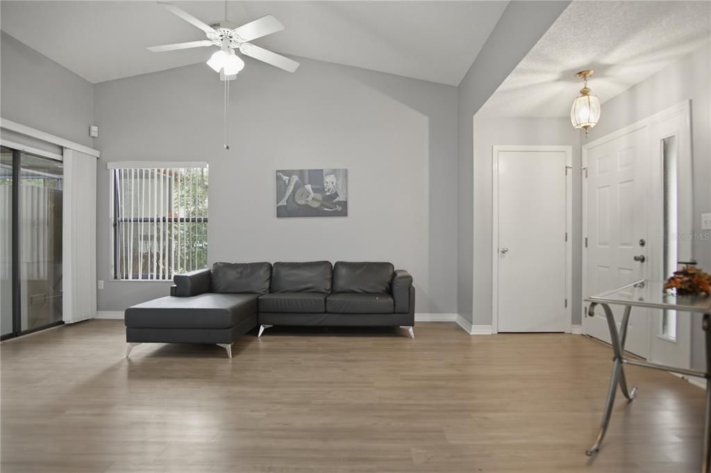 В аренду: $1,995 (2 спален, 2 ванн, 1226 Квадратных фут)