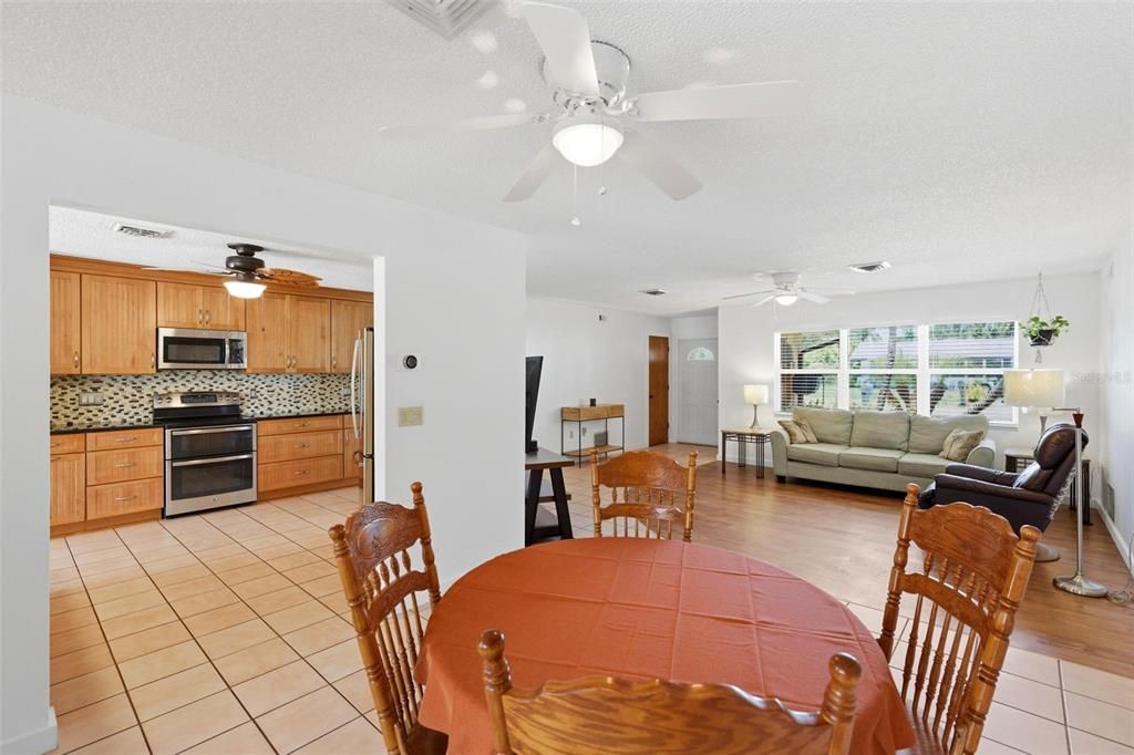 En Venta: $359,900 (3 camas, 2 baños, 1856 Pies cuadrados)