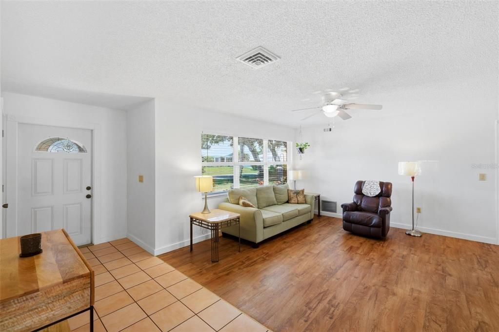 En Venta: $359,900 (3 camas, 2 baños, 1856 Pies cuadrados)