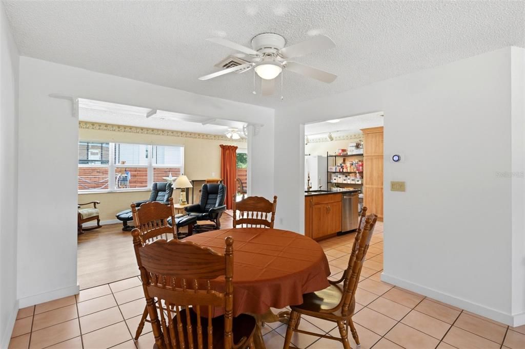 En Venta: $359,900 (3 camas, 2 baños, 1856 Pies cuadrados)