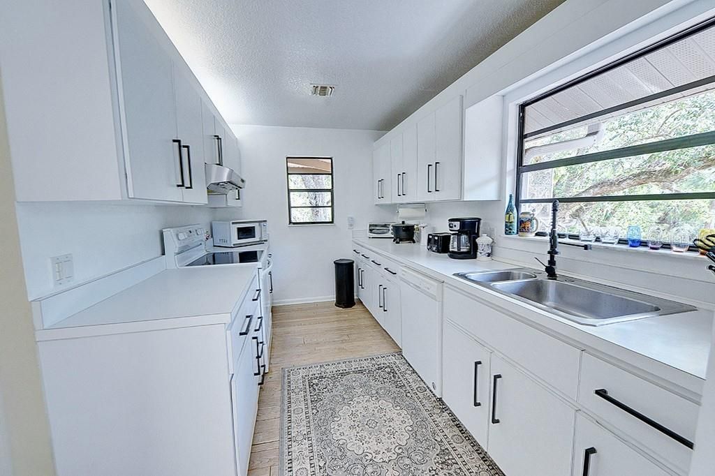 For Sale: $499,999 (4 beds, 3 baths, 2376 Square Feet)