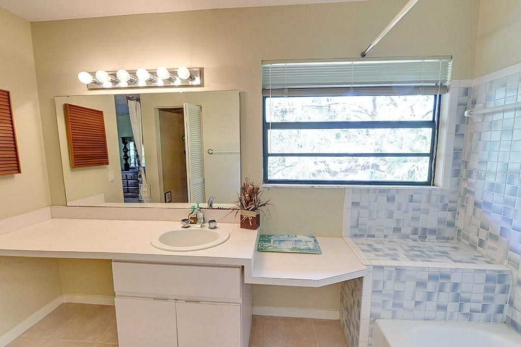 For Sale: $499,999 (4 beds, 3 baths, 2376 Square Feet)