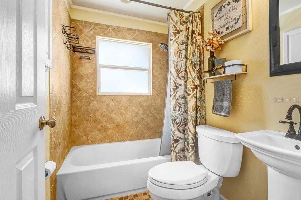 For Sale: $350,000 (3 beds, 1 baths, 1122 Square Feet)