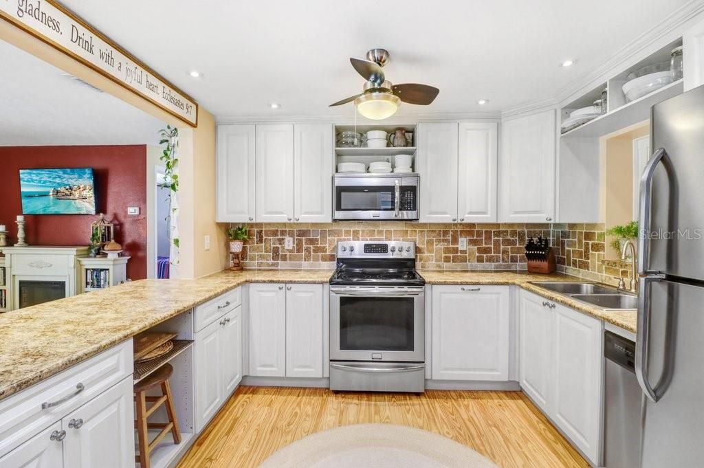 For Sale: $350,000 (3 beds, 1 baths, 1122 Square Feet)
