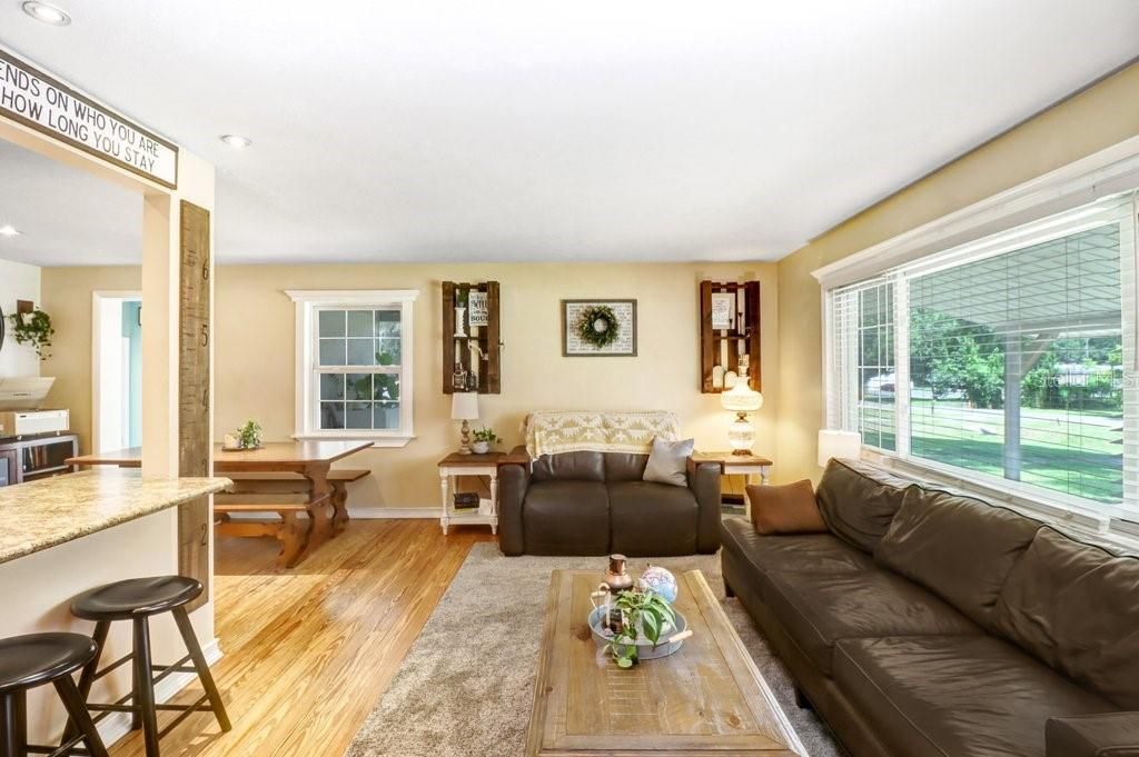 For Sale: $350,000 (3 beds, 1 baths, 1122 Square Feet)