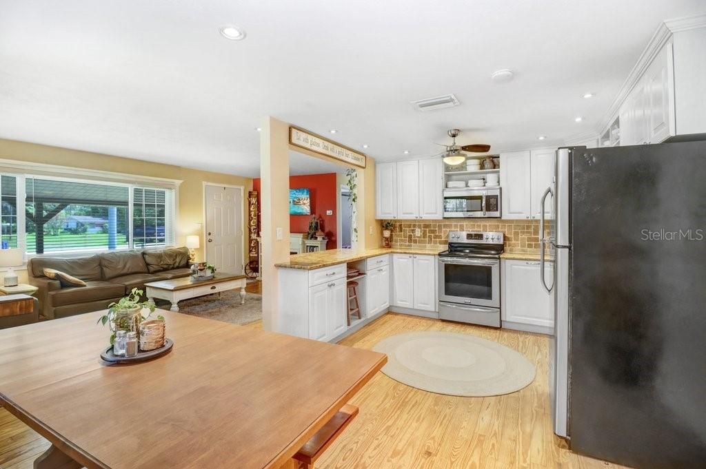 For Sale: $350,000 (3 beds, 1 baths, 1122 Square Feet)