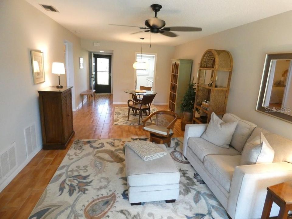 For Sale: $175,000 (2 beds, 2 baths, 875 Square Feet)