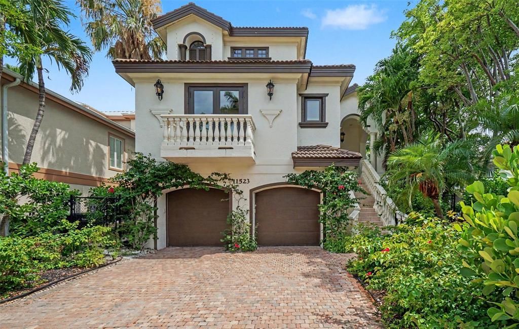 For Sale: $3,279,000 (6 beds, 7 baths, 3555 Square Feet)