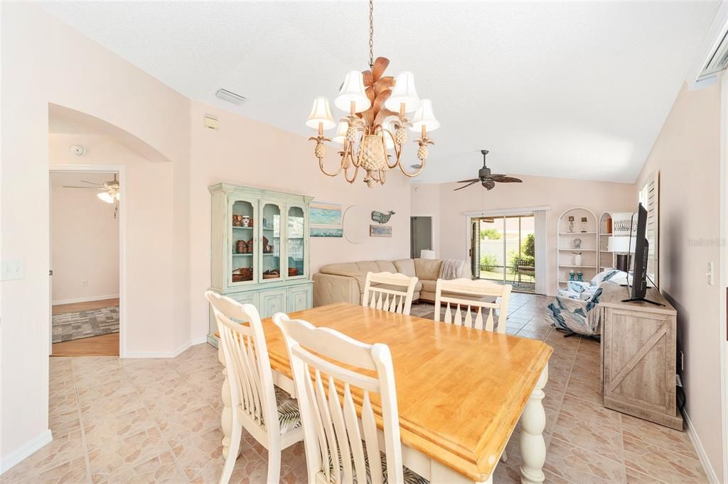 For Sale: $295,000 (2 beds, 2 baths, 1164 Square Feet)