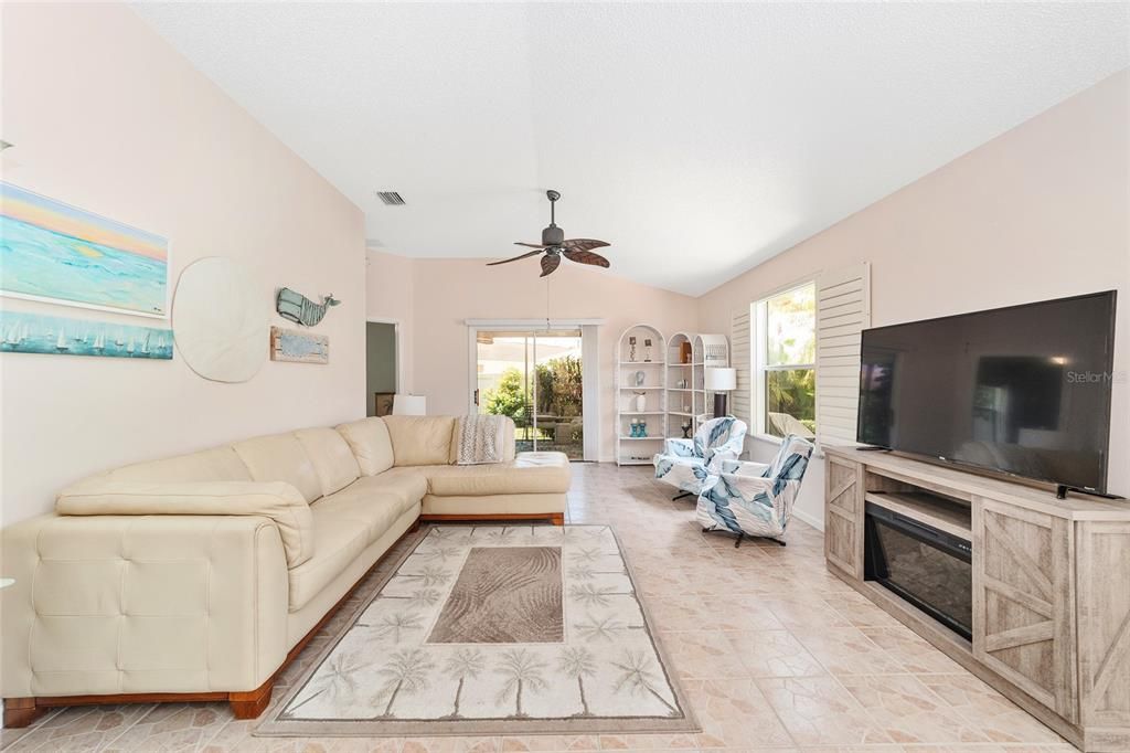 For Sale: $295,000 (2 beds, 2 baths, 1164 Square Feet)