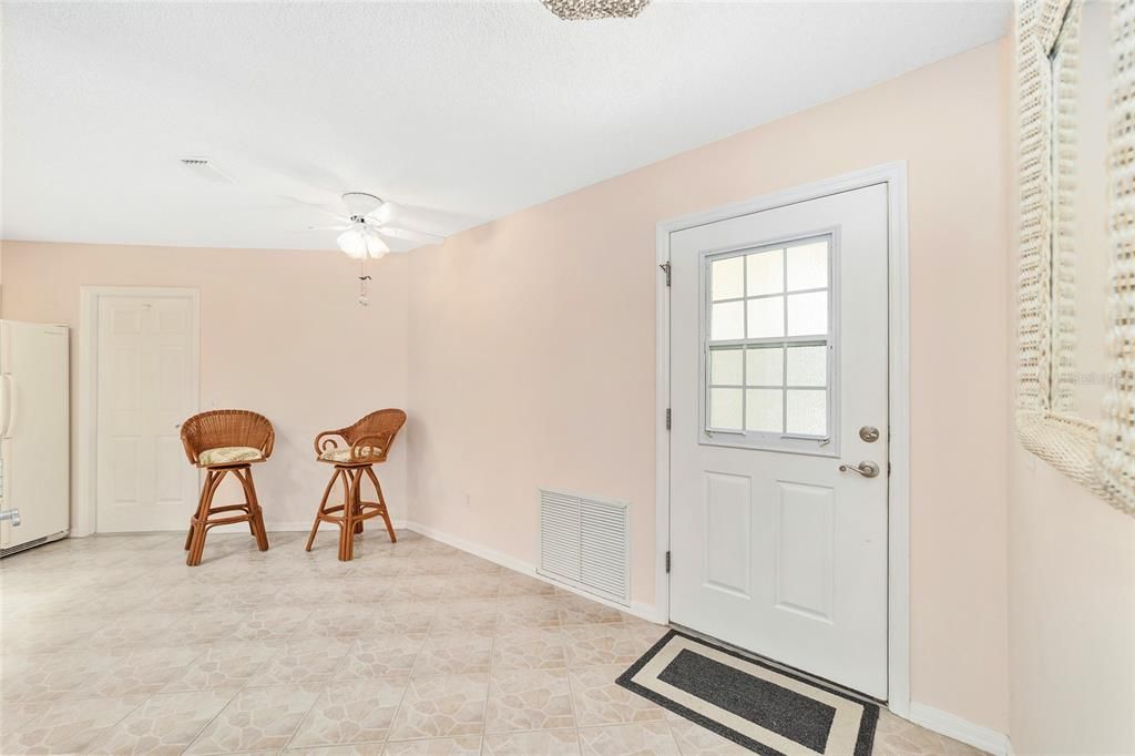 For Sale: $295,000 (2 beds, 2 baths, 1164 Square Feet)