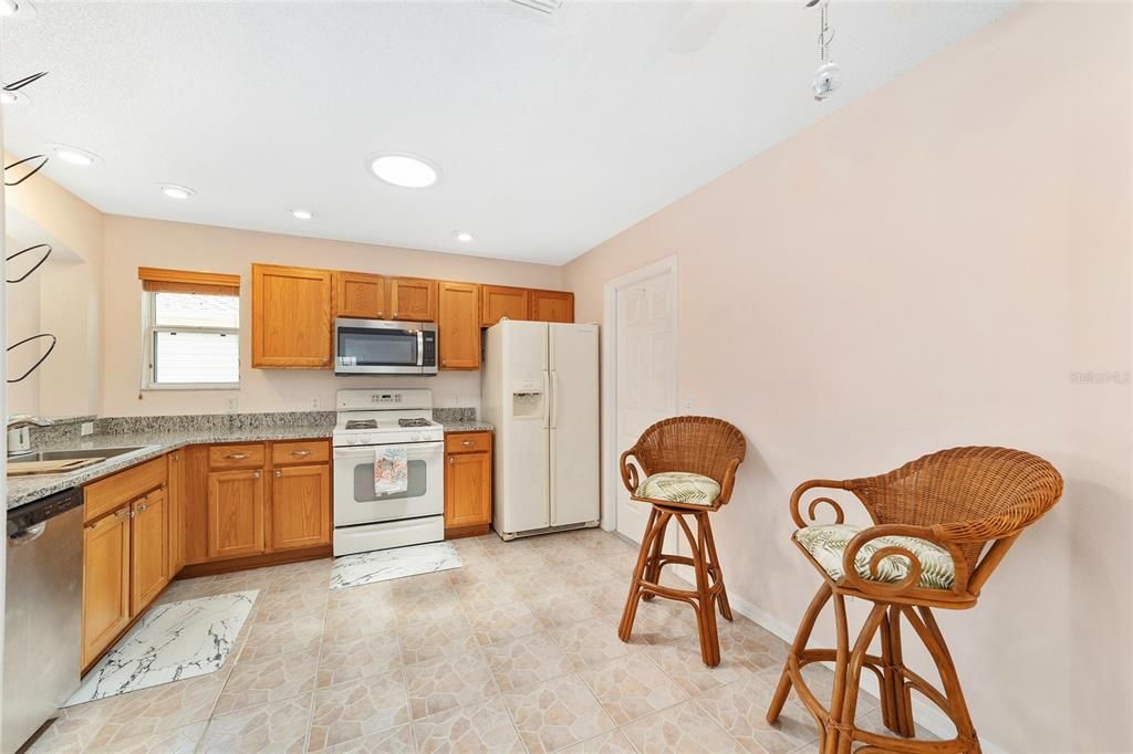 For Sale: $295,000 (2 beds, 2 baths, 1164 Square Feet)