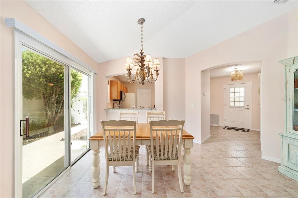 For Sale: $295,000 (2 beds, 2 baths, 1164 Square Feet)
