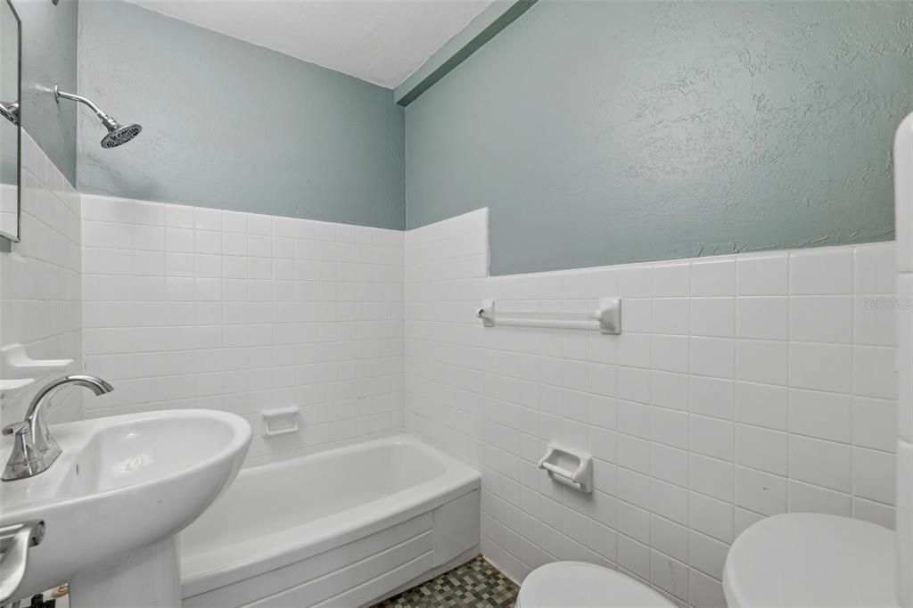For Sale: $70,000 (1 beds, 1 baths, 708 Square Feet)