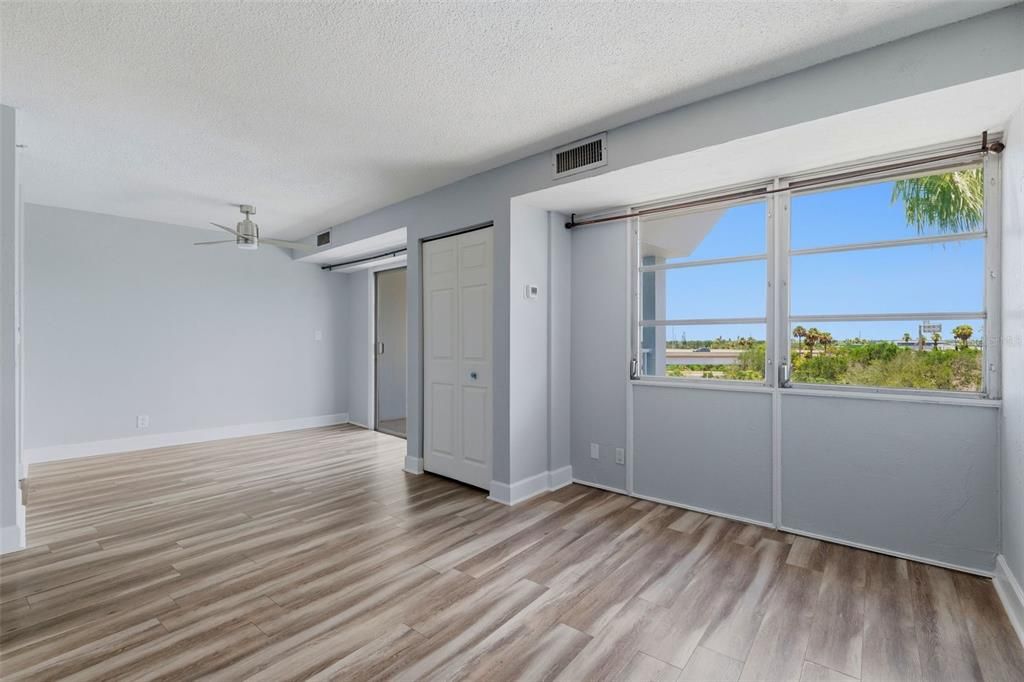 For Sale: $70,000 (1 beds, 1 baths, 708 Square Feet)