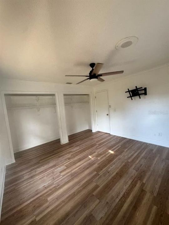 For Sale: $299,000 (4 beds, 2 baths, 1390 Square Feet)