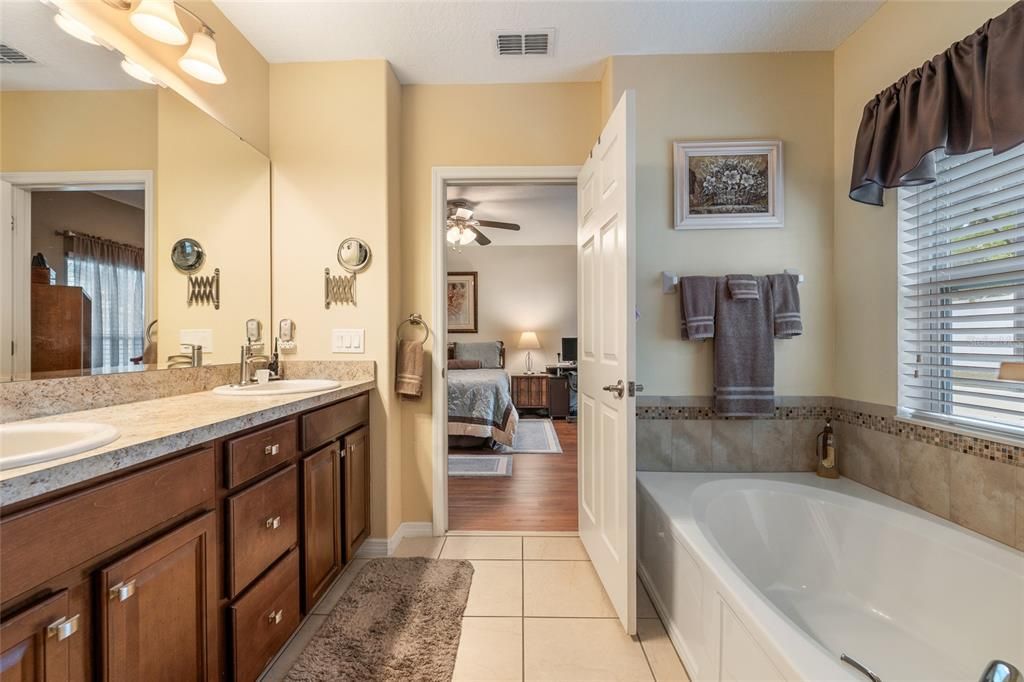 For Sale: $550,000 (4 beds, 3 baths, 2522 Square Feet)