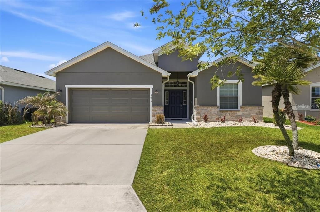 For Rent: $3,200 (4 beds, 2 baths, 2095 Square Feet)
