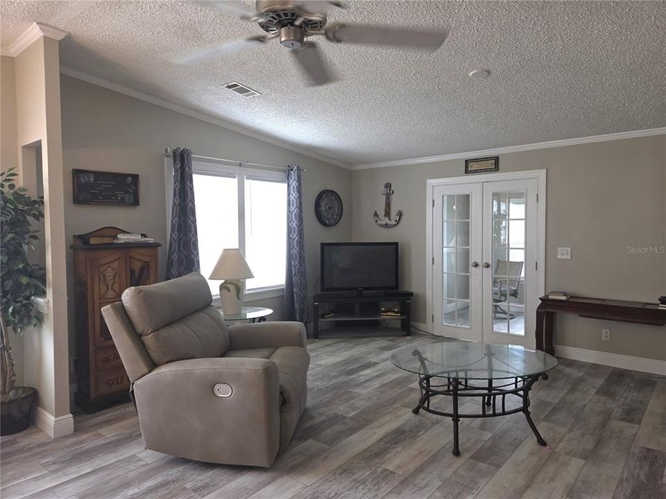 For Sale: $225,000 (2 beds, 2 baths, 1183 Square Feet)