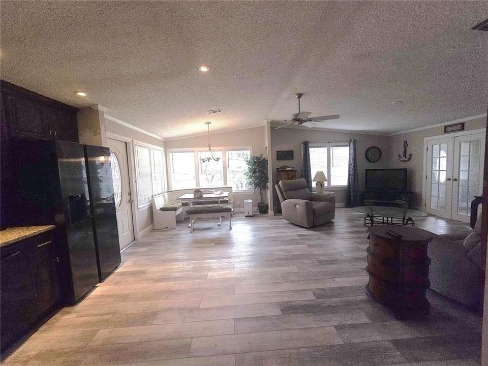 For Sale: $225,000 (2 beds, 2 baths, 1183 Square Feet)